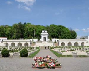 В Польше заявили, что полностью решили конфликт с изображением львовского мемориала в паспортах