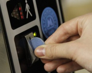 Київську владу просять залишити жетони в метро