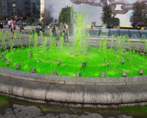 Фонтан в столице стал ярко-зеленым