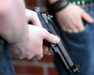 Невідомий влаштував стрілянину посеред міста, є постраждалі