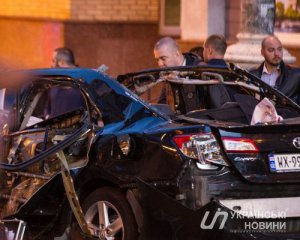 Взрыв автомобиля на Бессарабке: на видео зафиксировано, как неизвестный взорвал машину с людьми