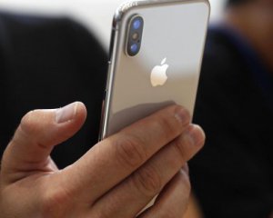 Apple объяснила, почему на презентации у IPhone не сработал сканер лица