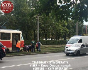 Людина потрапила під трамвай