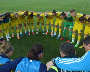 Футболістка прокоментує по телебаченню матч жіночої збірної України