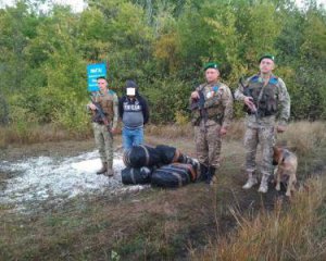 Українець ніс у Росію 490 шапок
