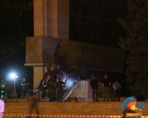 В Луганске взорвали памятник боевикам ЛНР