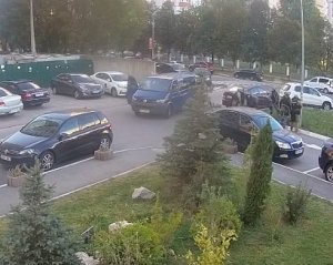 З'явилося відео затримання викрадачів елітних авто у Києві