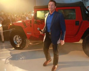 Шварценеггер став першим у світі володарем електричного Hummer H1