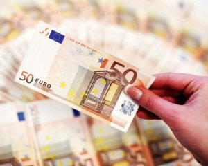 Євро подешевшав перед вихідними