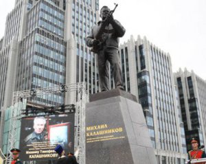 На пам&#039;ятник Калашникову росіяни втулили німецький автомат