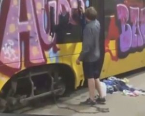Мужчину приковали цепью к трамваю, который он разрисовал