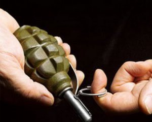 Колишній військовий підірвав себе гранатою на сходах будинку