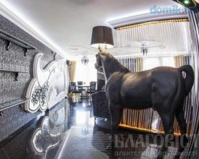 Кінь і трон у кабінеті: в Києві за 13 млн продають квартиру з екстравагантним інтер&#039;єром