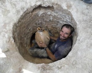 Археологи нашли кувшин с безголовыми лягушками