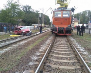 Поезд сбил автомобиль: есть жертва