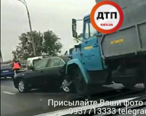 У столиці зіткнулися одразу 4 автомобілі