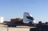 Гостья из будущего: появились фото грузовика Tesla