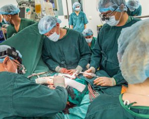 Унікальна операція: лікарі дивом врятували у жінки відрізану ногу