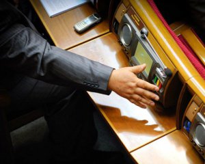 "Коврове бомбардування" - нардеп констатував тотальне кнопкодавство за закони по Донбасу