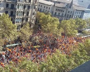 Тысячи человек протестуют в центре Барселоны против отделения от Испании