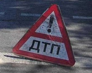 У столиці автомобіль злетів з мосту