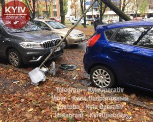 Непогода повалила в Киеве столбы и затопила переходы