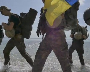 Марш-бросок под палящим солнцем и в морской воде: украинские морпехи показали впечатляющее видео