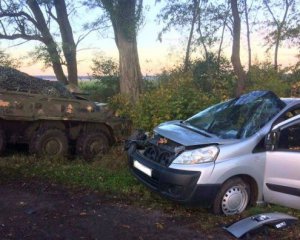 Возле военного аэродрома БТР протаранил легковушку