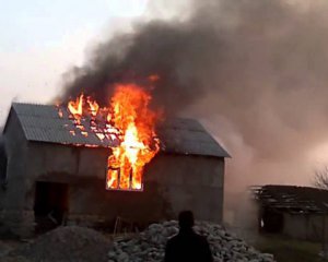 Чоловік із сином витягли односельців з палаючої хати