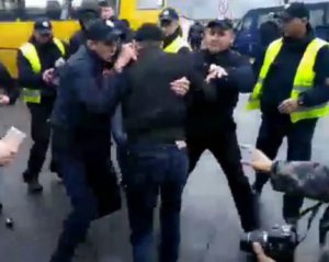 В Днепре активисты перекрыли центральный мост - их разогнала полиция