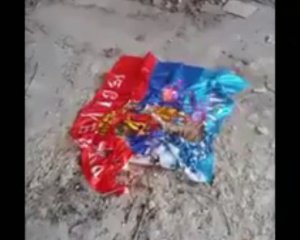В оккупированном городе возле суда сожгли флаг боевиков