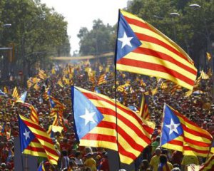 В Барселоні демонстрація за єднання Каталонії і Іспанії закінчилася масовою бійкою