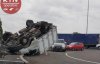 В Киеве грузовик не рассчитал скорость и перевернулся на крышу