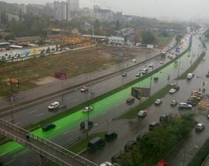 В Киеве после дождя зазеленела дорога. Автодор назвал причину