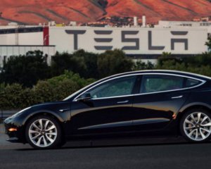 Компания Tesla неожиданно уволила сотни своих работников