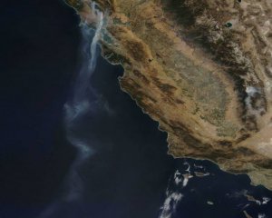 Дым от пожаров в Калифорнии растянулся на 500 миль - NASA
