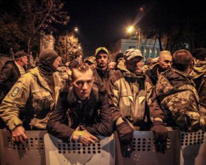 Холодная ночь под Верховной Радой: активисты пели песни и жгли дрова