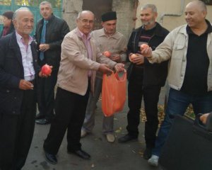 Крымские татары с гранатами окружили суд в Симферополе