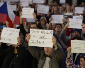&quot;Панове, ми йдемо&quot; - в Чехії пройшли флешмоби проти висловлювань Земана про Крим