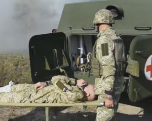 Военные медики тренировались доставать раненых с БТР