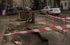 Коммунальные службы Киева поссорились, кто должен латать яму напротив посольства Польши
