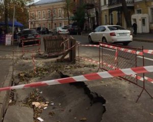 Комунальні служби Києва посварилися, хто має латати яму навпроти посольства Польщі
