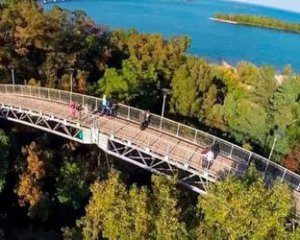 Жінка померла після падіння з Мосту закоханих