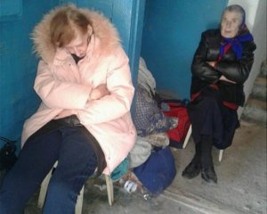 Родина оселилася в під'їзді багатоповерхівки