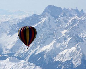 Воздушный шар за 4 минуты перелетел через пик Эвереста