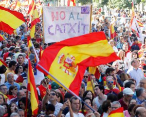 Мадрид требует отстранения главы Каталонии и автономные выборы