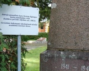 Біля пам&#039;ятників солдатам Червоної армії з&#039;явилися антирадянські таблички