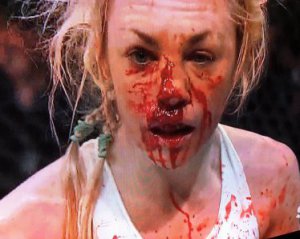 Поединок женщин-бойцов ММА превратился в кровавое месиво