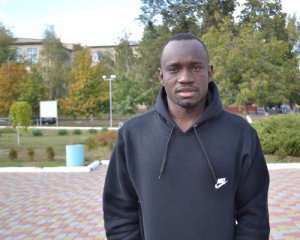 "Взяли на роботу, бо навчаюсь в Україні" - студент із Гамбії про освіту