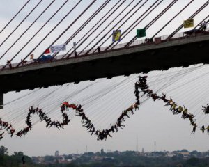 245 человек прыгнули с моста - впечатляющее видео